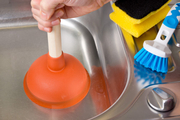 Comment déboucher un lavabo de salle de bain ?